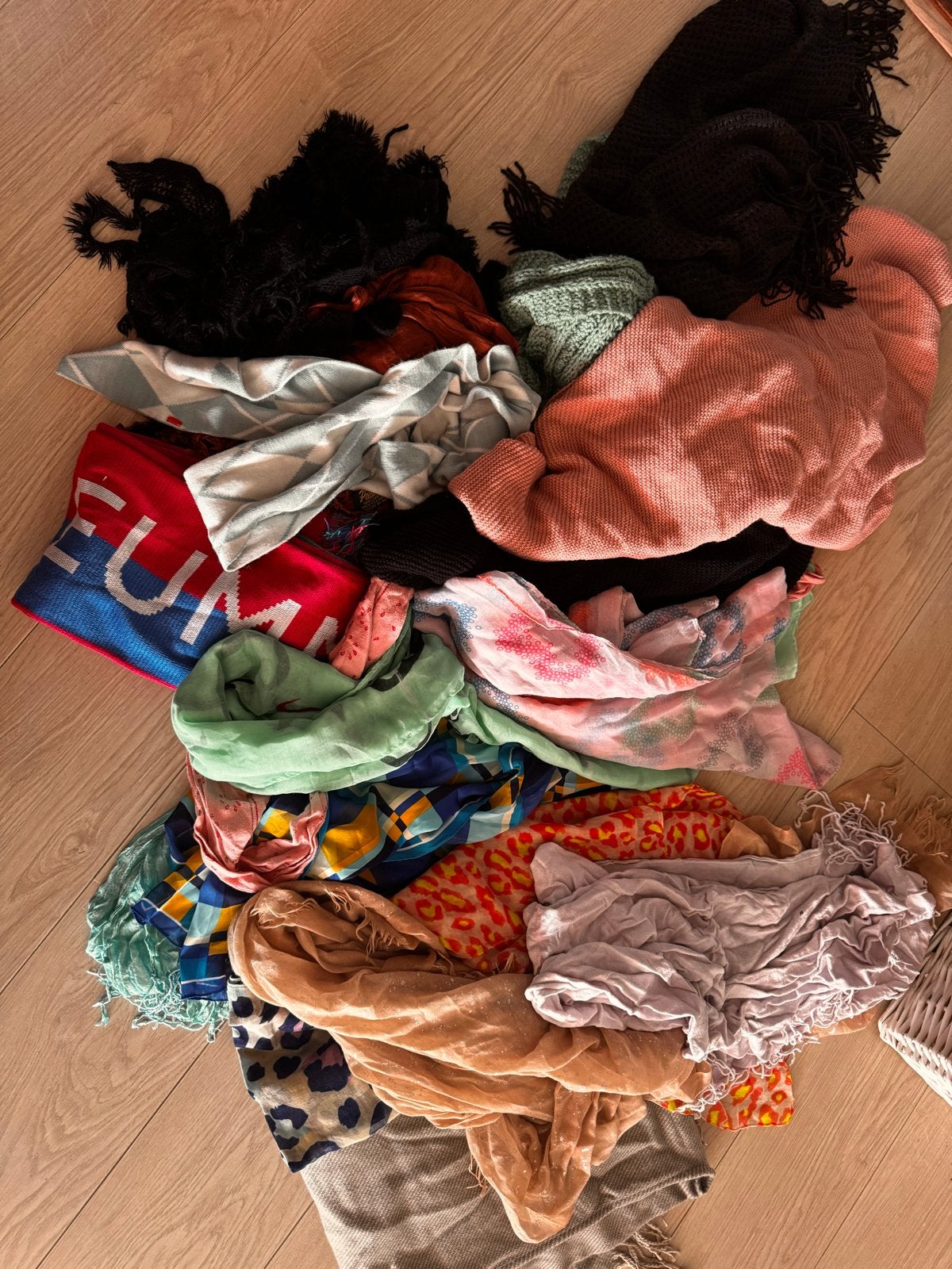 Diverse sjaals, mutsen en handschoenen - Nieuw & gebruikt, Kleding | Dames, Mutsen, Sjaals en Handschoenen, Ophalen, Nieuw, Muts