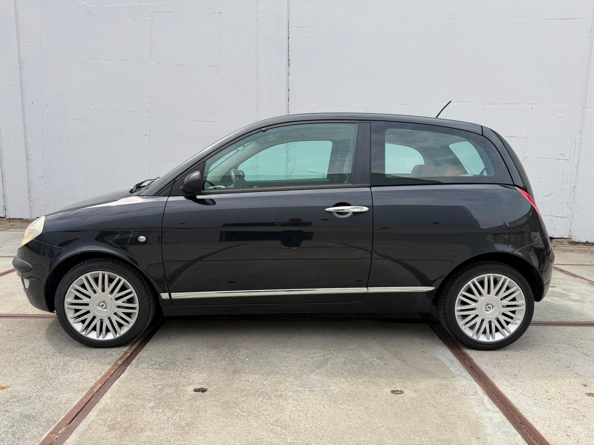 Lancia Ypsilon 1.4-16V Platino Leder - clima - lm velgen - i, Auto's, Voorwielaandrijving, 15 km/l, 400 kg, Zwart