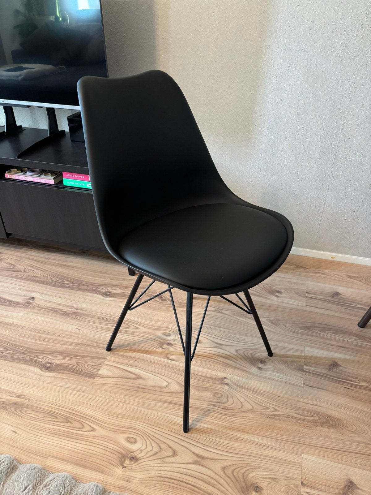 4x Jysk Klarup eettafel stoelen - Zo goed als nieuw, Ophalen, Kunststof, Zwart, Zo goed als nieuw