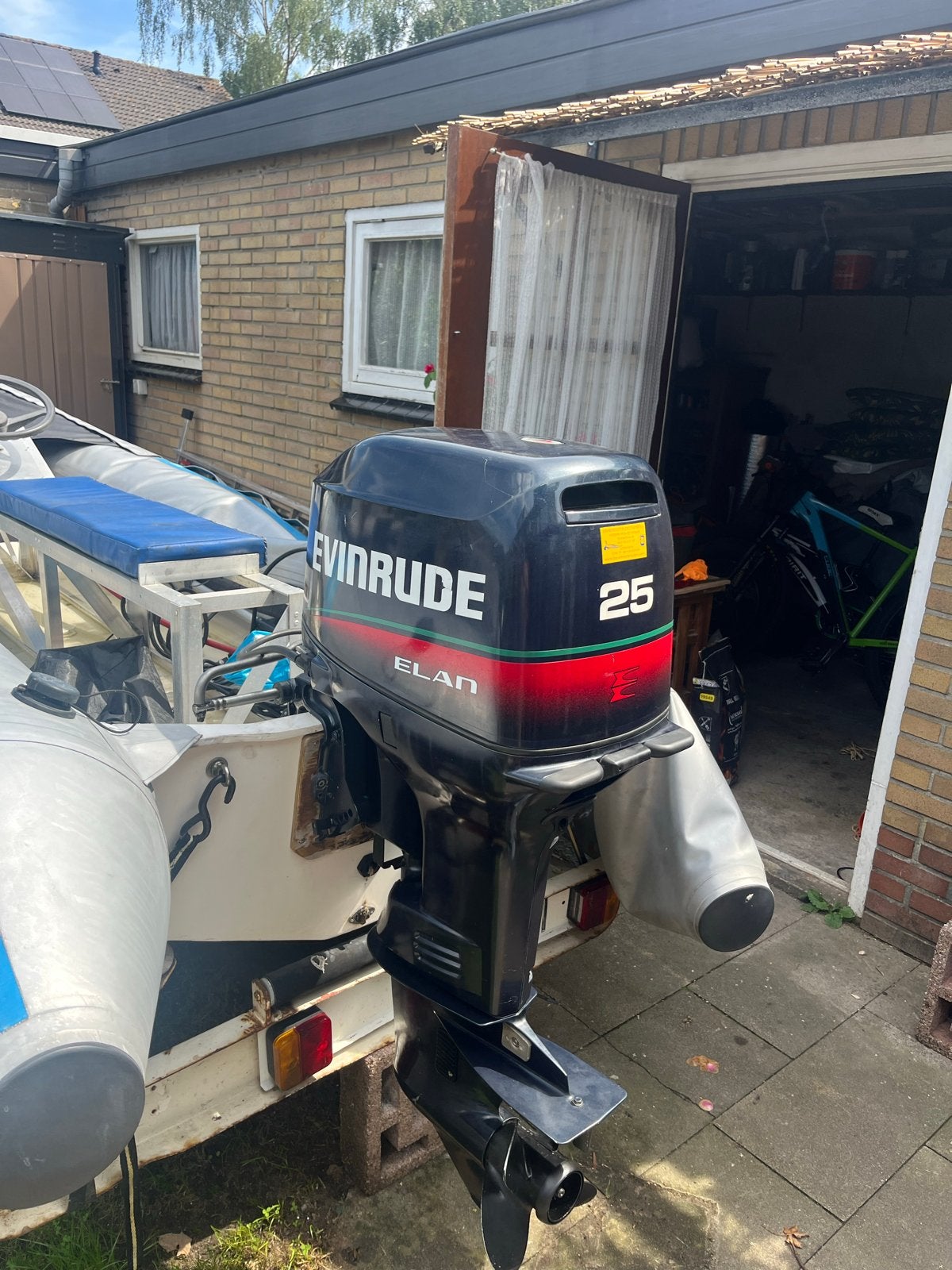 Evinrude Elan 25 pk buitenboordmotor met rubberboot en trail, Watersport en Boten, Buiten- en Binnenboordmotoren, Ophalen, 10 tot 30 pk