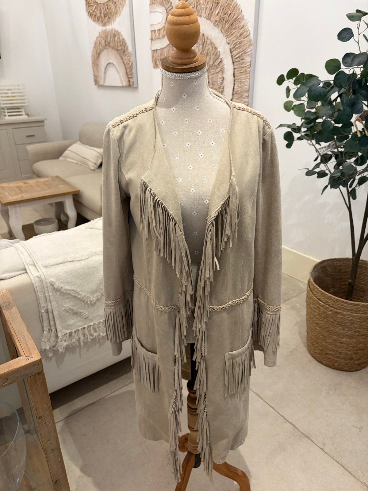 Beige suède look jas met franjes, Kleding | Dames, Jassen | Zomer, Ophalen of Verzenden, Zo goed als nieuw, Maat 36 (S), Beige