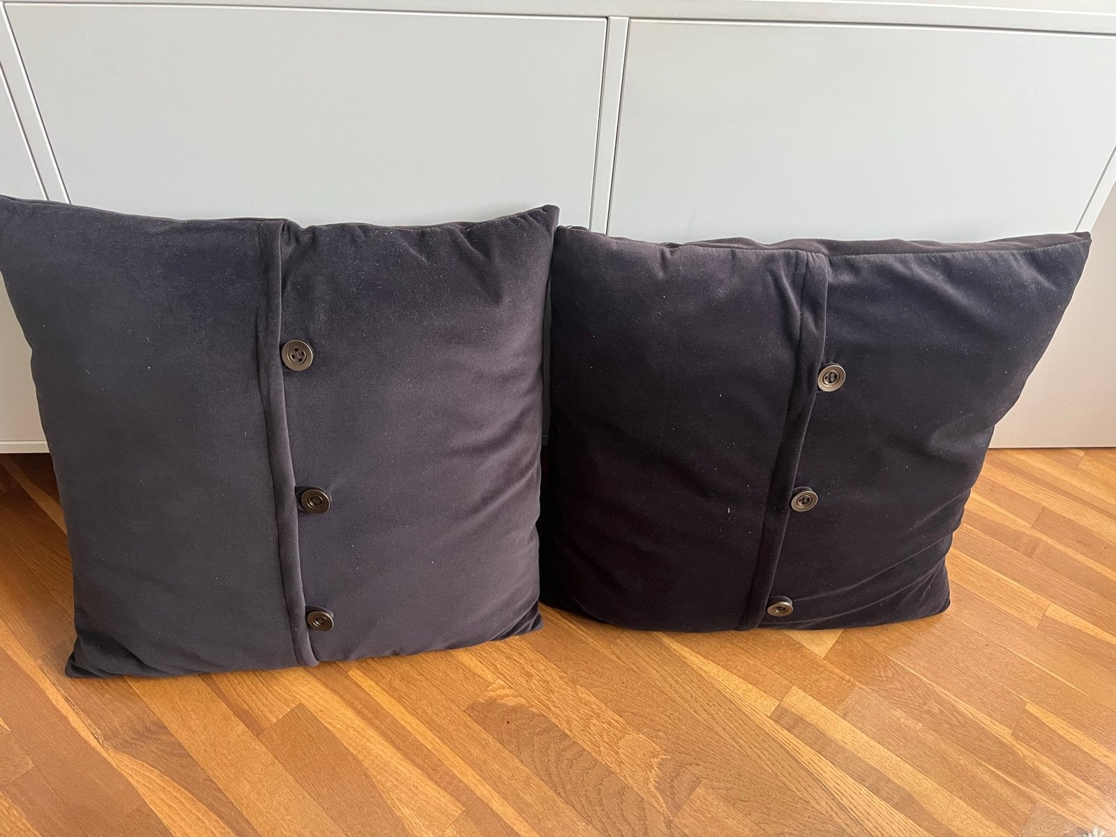 2 Donkergrijze Sierkussens 56x56cm - 100% Katoen, Huis en Inrichting, Overige merken, Gebruikt, Inclusief binnenkussen, Vierkant