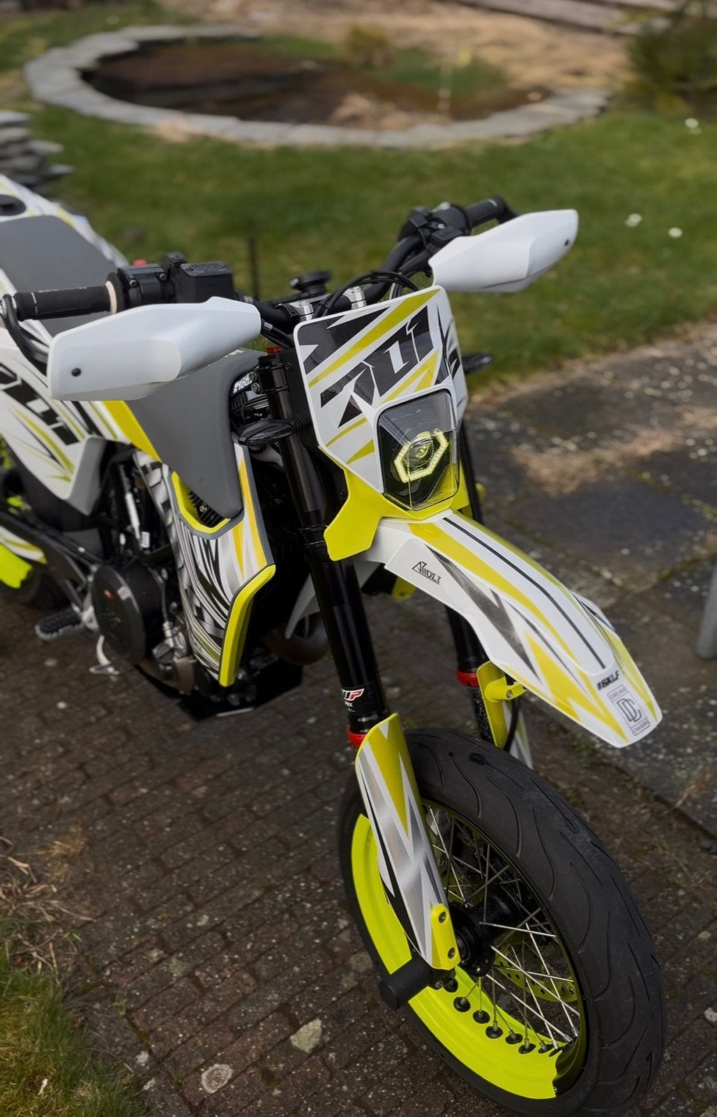 Husqvarna 701 Supermoto (2021) - Veel extra’s - Nieuwstaat!, Motoren, 700 cc, Sportuitlaat, Gebruikt, Particulier