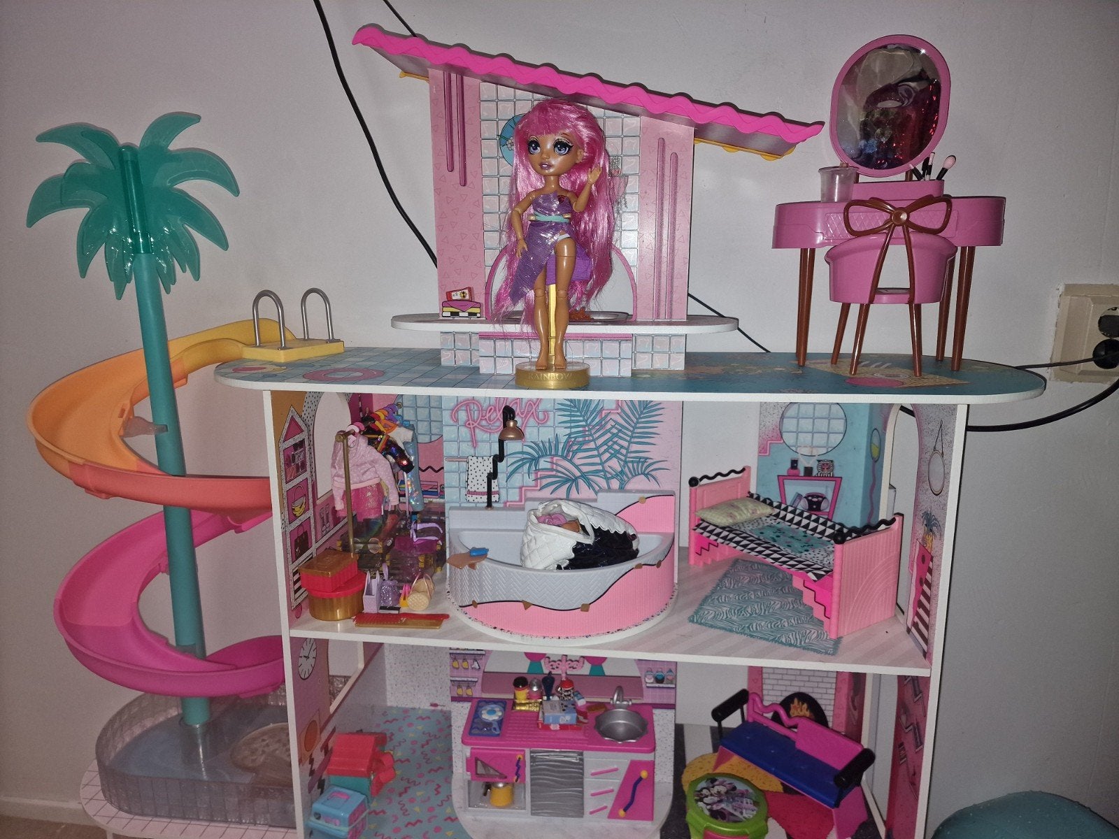 Grote set poppen met poppenhuis, camper en auto, Ophalen, Zo goed als nieuw, Overige typen