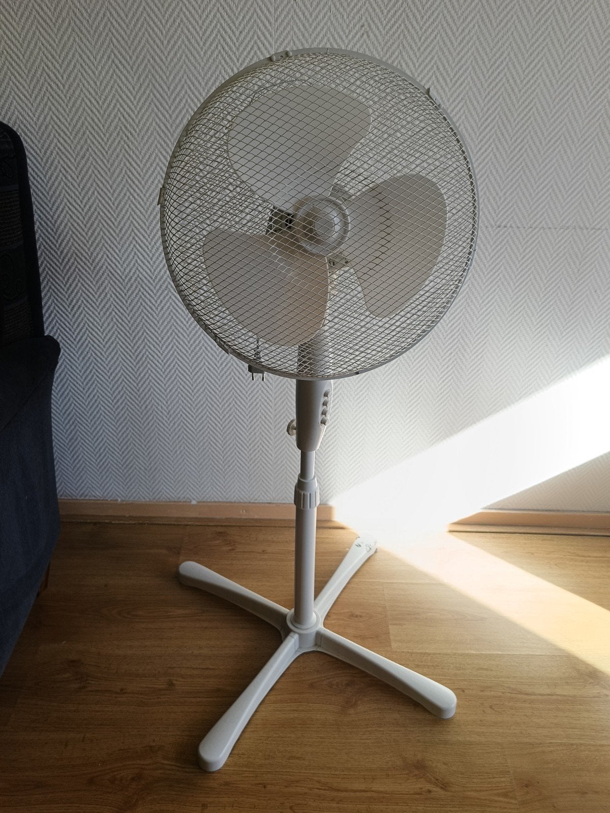 Witte ventilator, twee jaar oud, Witgoed en Apparatuur, Ventilatoren, Ophalen, Gebruikt, Statiefventilator