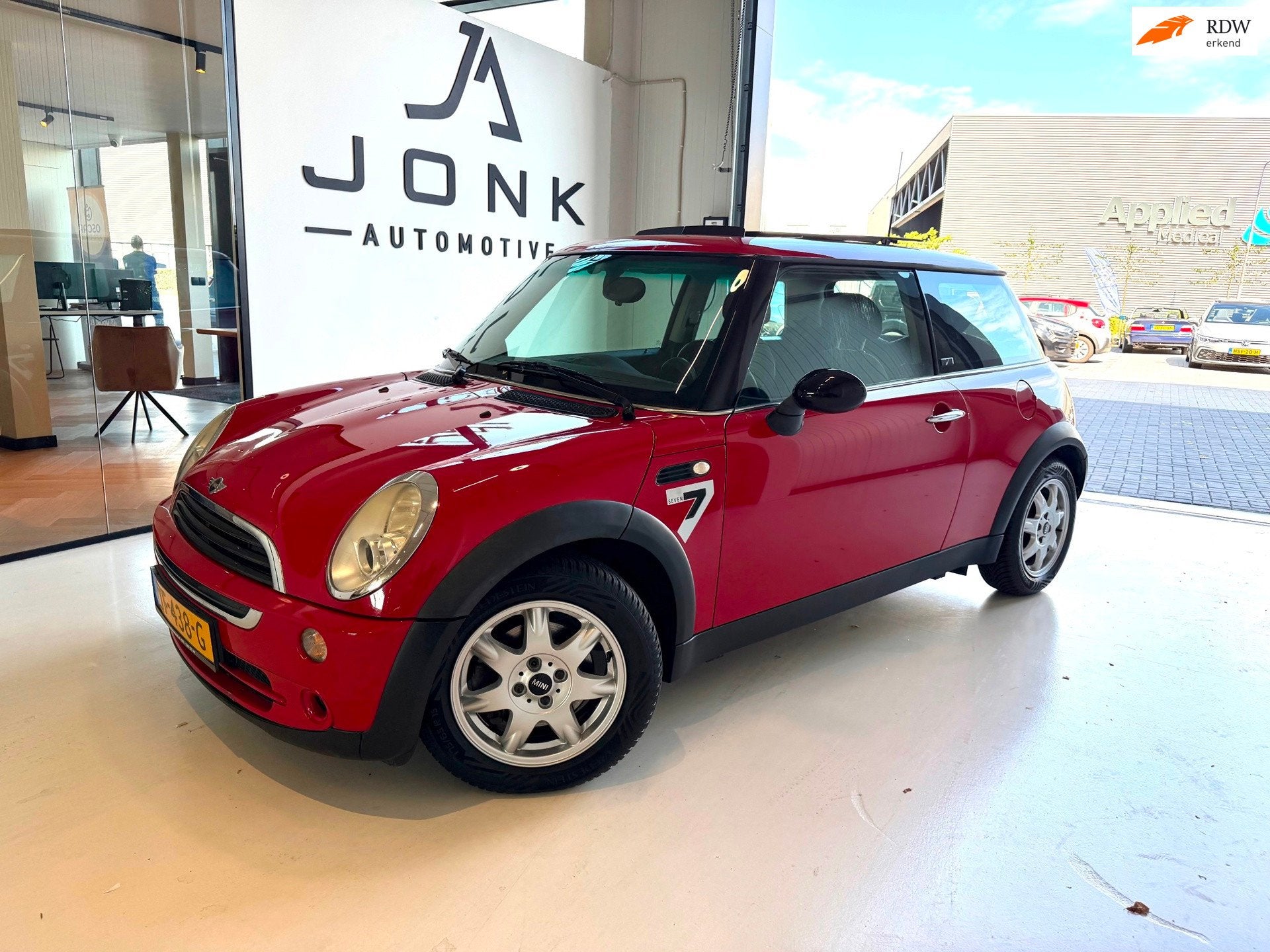 Mini 3-Deurs 1.6 One D Anniversary Seven Pano Airco Garantie, Auto's, Mini, Voorwielaandrijving, Gebruikt, Zwart, 4 cilinders
