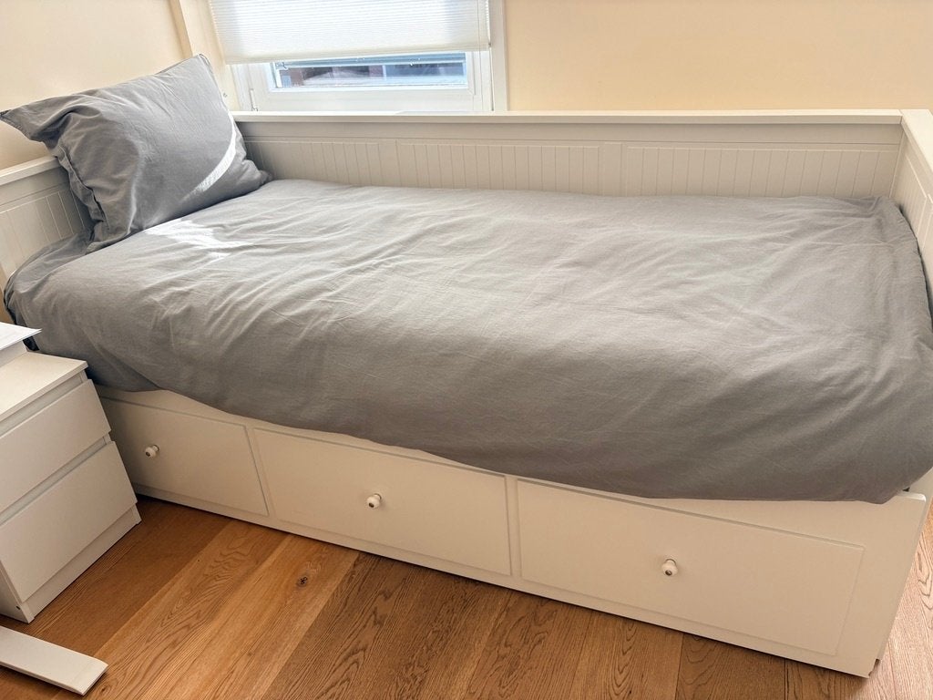 Uitschuifbaar bed met 2 IKEA Malvik matrassen, Huis en Inrichting, Ophalen, Gebruikt, Wit, Tweepersoons
