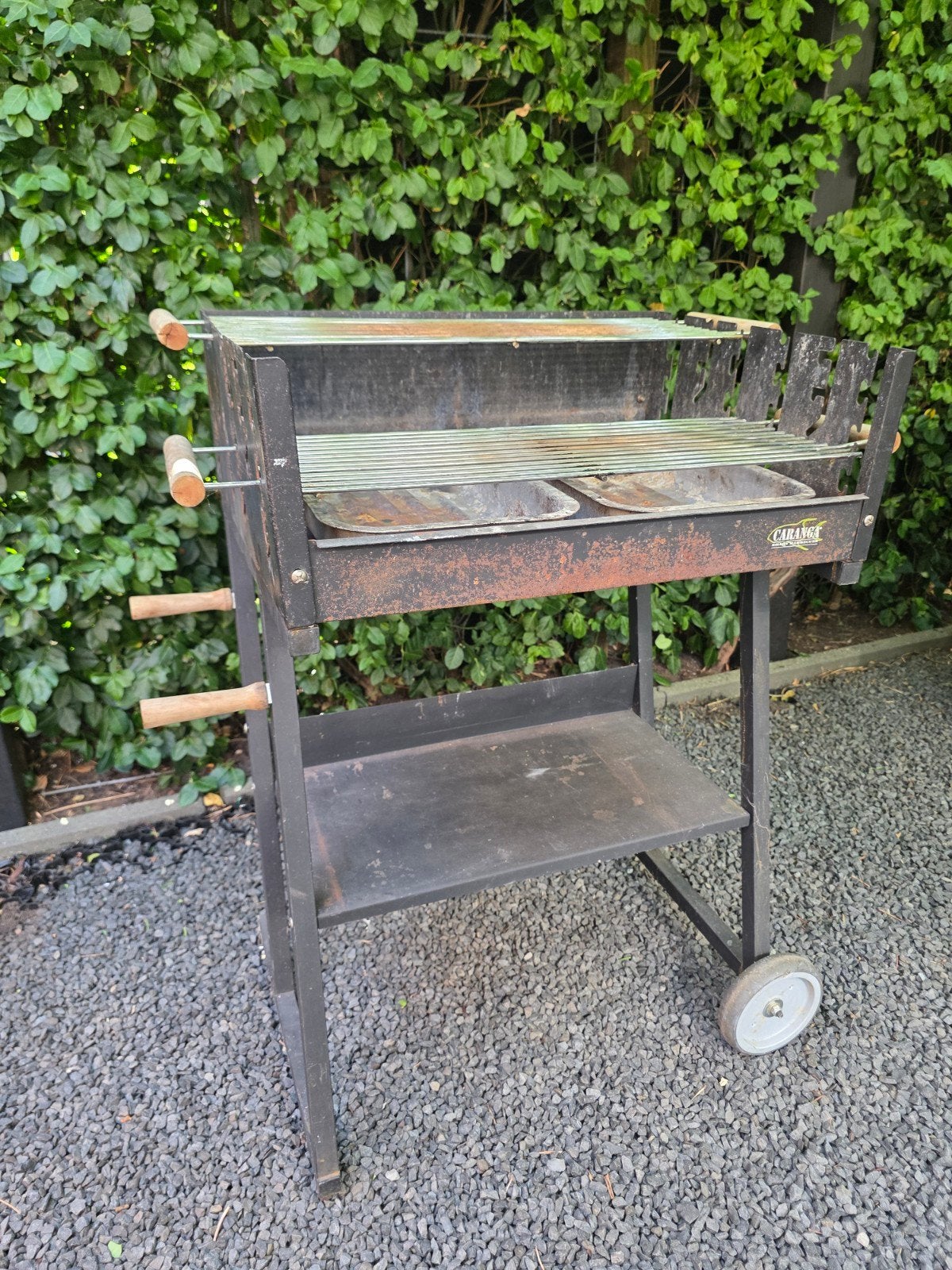 Barbecue (Caranga) met 2 roosters, Ophalen, Gebruikt, Met accessoires