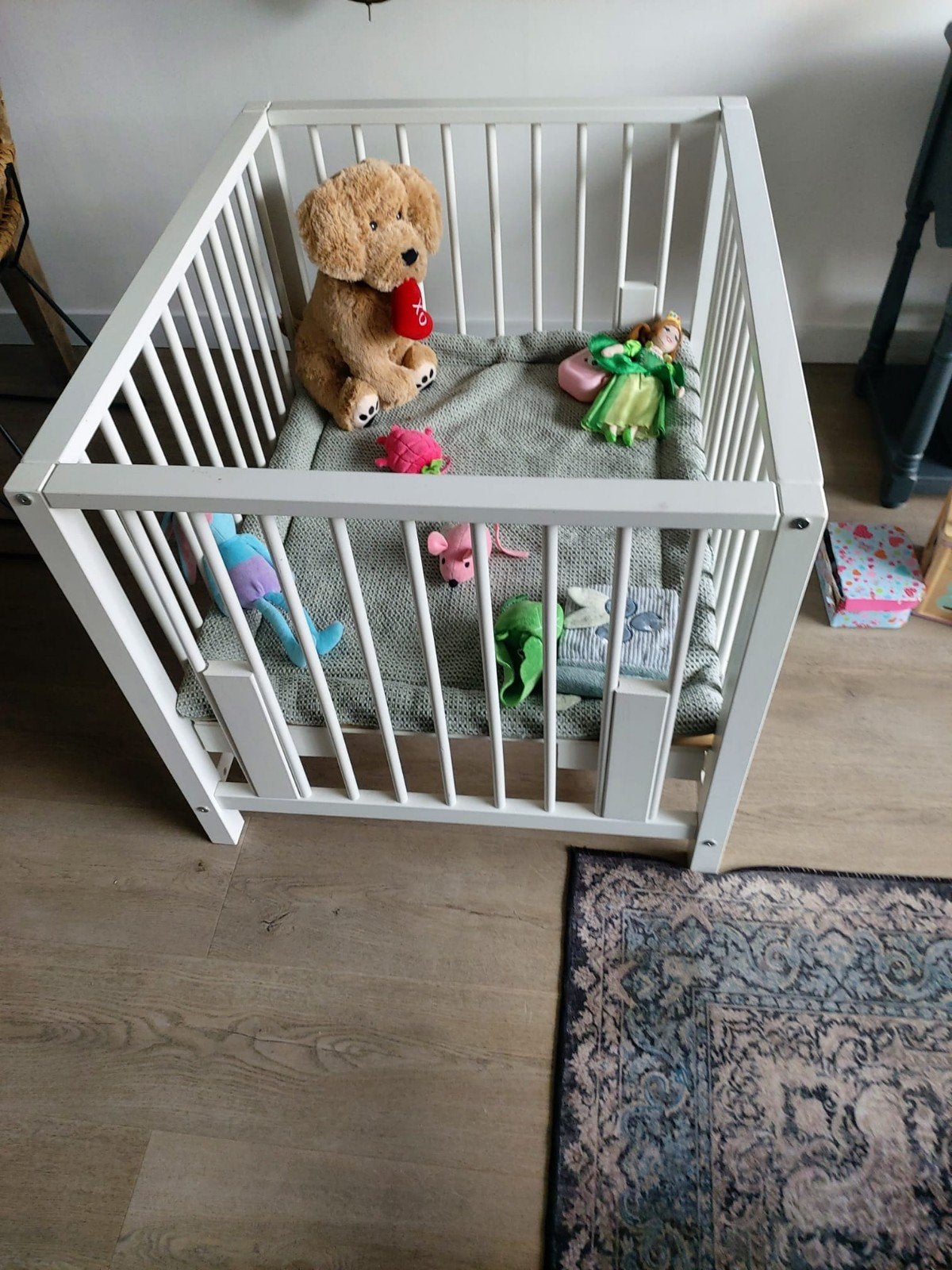 Witte houten box met verstelbare bodem, Kinderen en Baby's, Boxen, Ophalen of Verzenden, Gebruikt, Vierkant, In hoogte verstelbaar