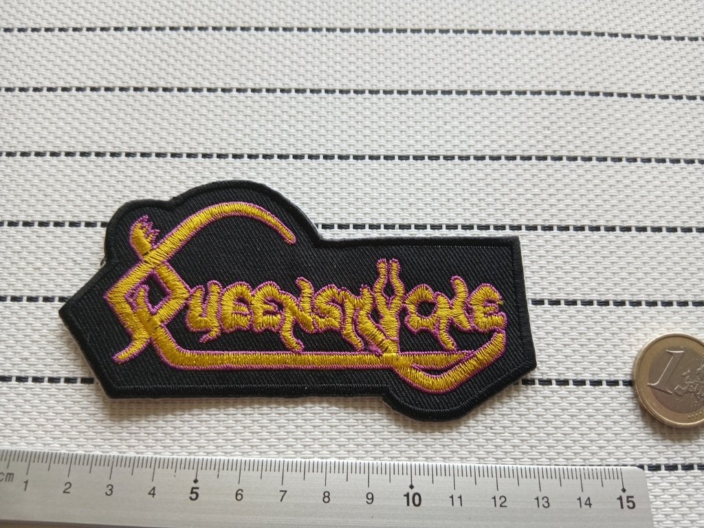 Queensryche mooie embroidered shaped logo patch q6 metal, Ophalen of Verzenden, Nieuw, Kleding