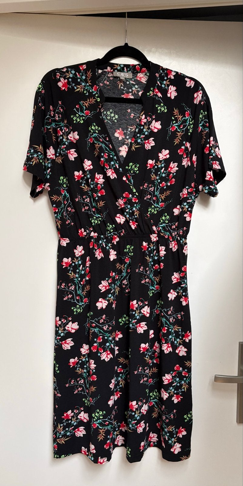 Zwarte bloemenjurk met V-hals en korte mouwen, Maat 38/40 (M), Verzenden, Zwart, Zo goed als nieuw