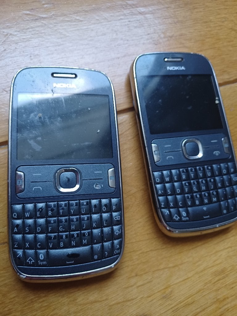 2 stuks Nokia ASHA 302, Telecommunicatie, Gebruikt, Zwart, Fysiek toetsenbord, Ophalen of Verzenden