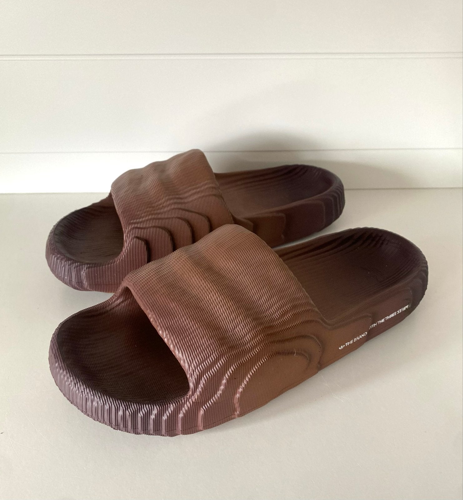 Adidas Adilette 22 Slides Bruin UK 9 / maat 43,5, Ophalen of Verzenden, Zo goed als nieuw, Bruin, Slippers