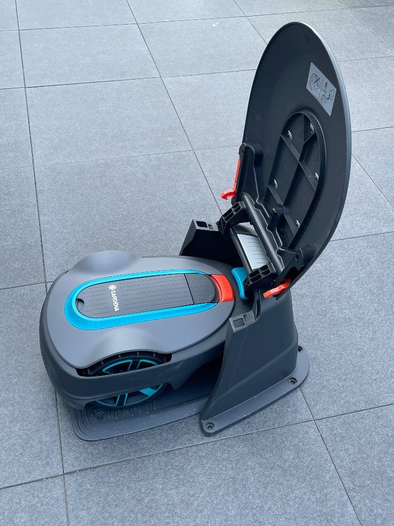 Gardena Sileno City 250 Robotmaaier met garage – als nieuw!, Tuin en Terras, Robotmaaiers, Ophalen, Zo goed als nieuw, Minder dan 20 cm