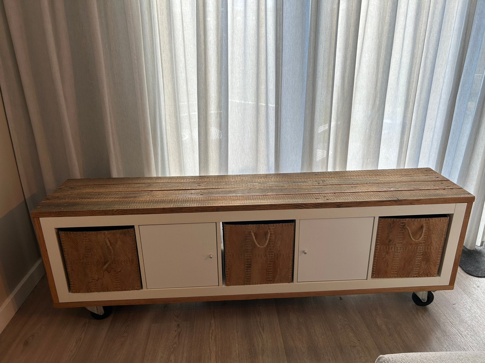 Robuuste IKEA KALLAX kast met steigerhout (op wieltjes), Ophalen, 150 tot 200 cm, Zo goed als nieuw, Minder dan 100 cm