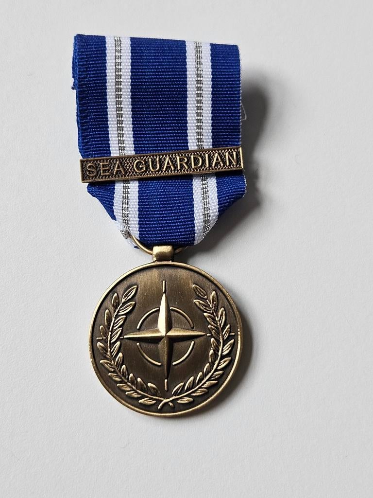 NATO navo medaille onderscheiding Sea Guardian, Verzamelen, Ophalen of Verzenden, Landmacht, Nederland, Lintje, Medaille of Wings