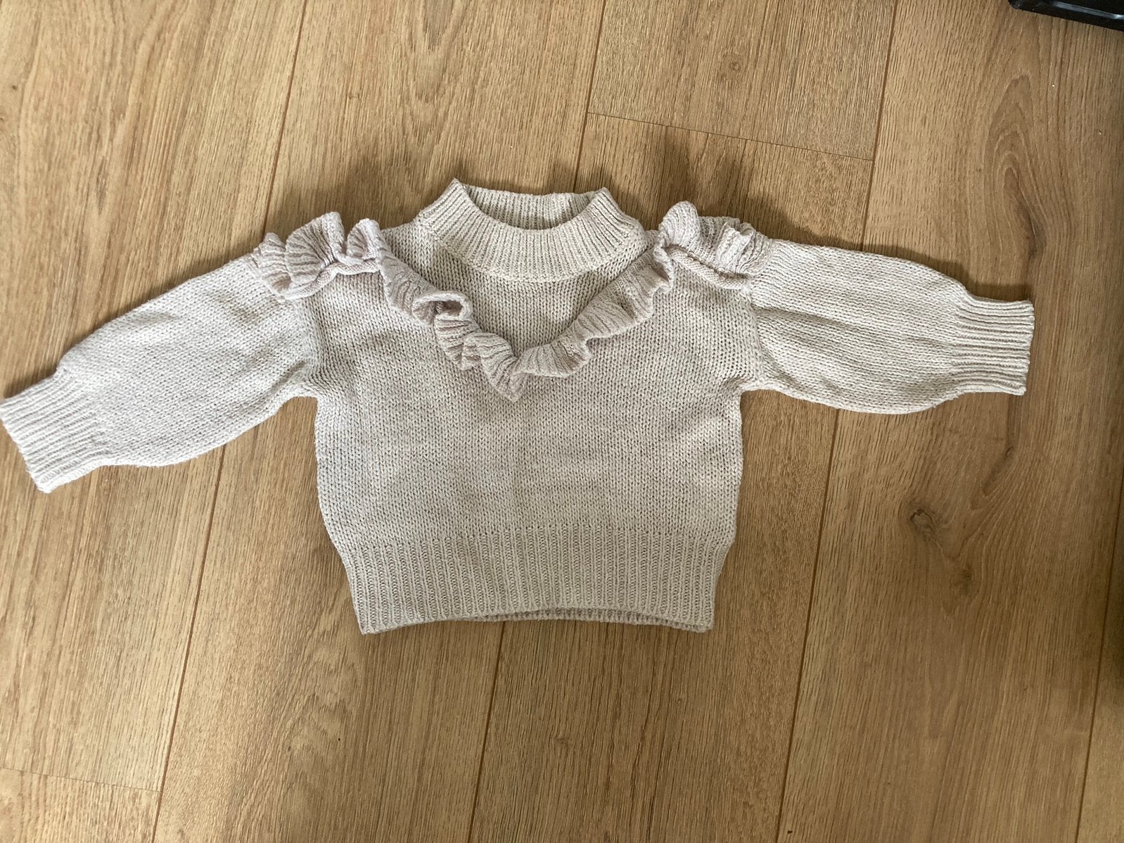 Beige trui met franjes maat 68, Kinderen en Baby's, Babykleding | Maat 68, Ophalen of Verzenden, Gebruikt, Meisje, Truitje of Vestje