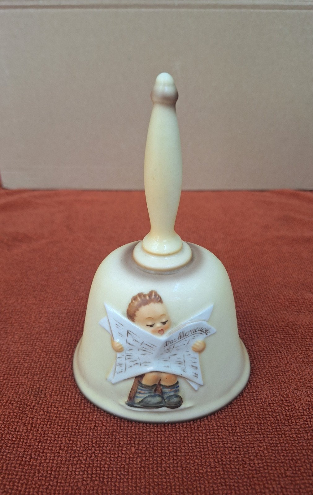 Hummel Goebel bel / klok 1989 jongen krant lezen, Antiek en Kunst, Ophalen of Verzenden