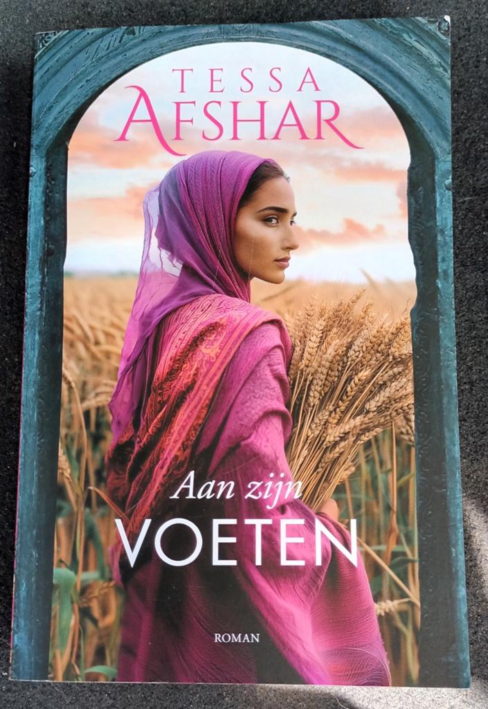 Aan zijn voeten. Tessa Afshar, Boeken, Historische romans, Ophalen of Verzenden, Zo goed als nieuw