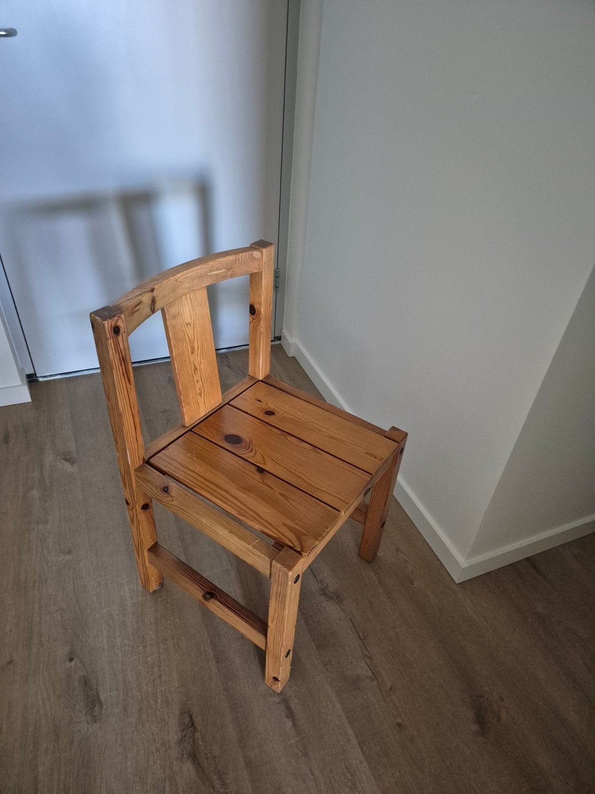 Houten stoel - massief grenen, Fins,, Huis en Inrichting, Ophalen, Gebruikt, Bruin, Eén