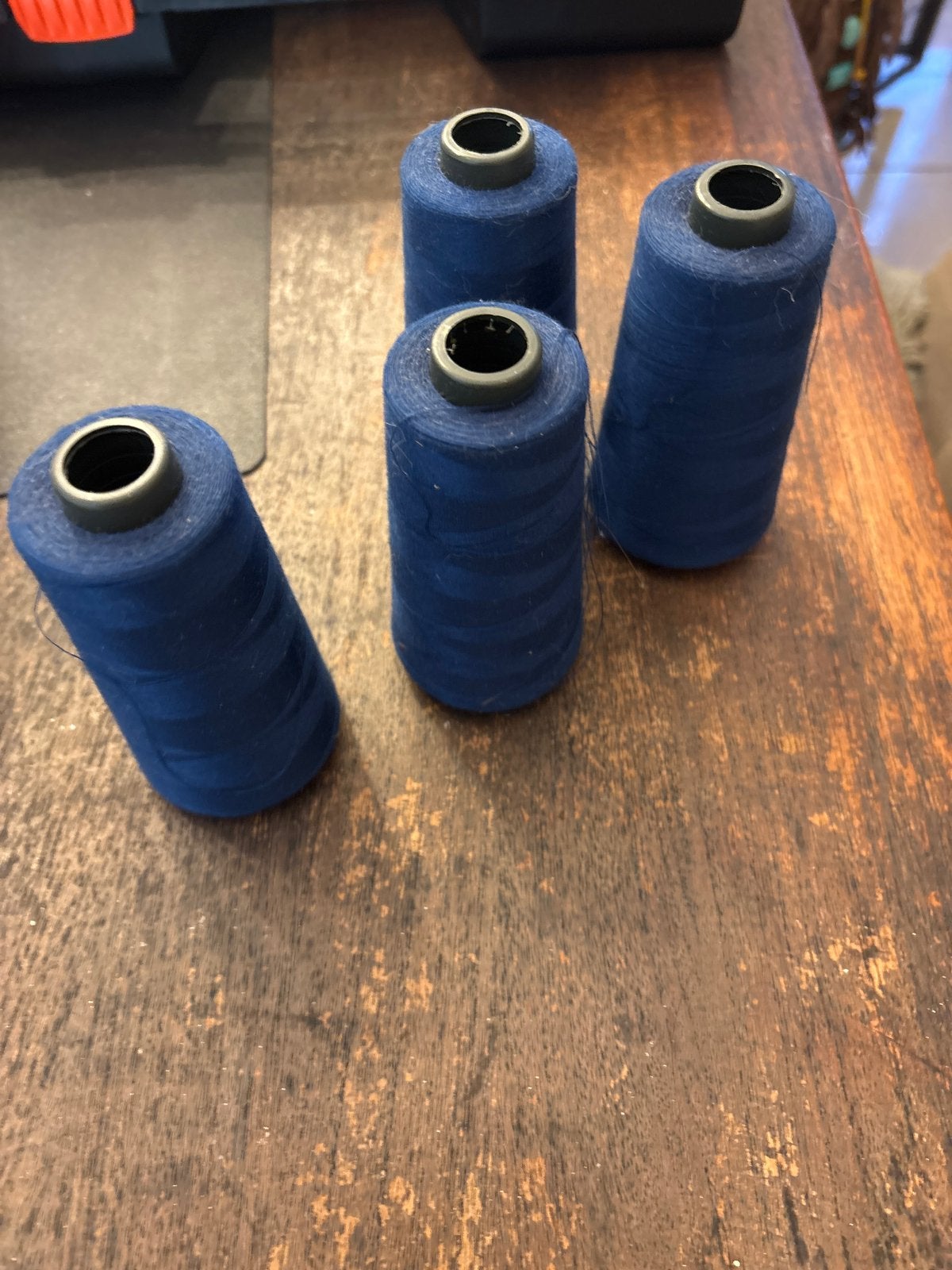 Set van 4 klossen lockgaren / conen – Donkerblauw / Marine, Ophalen of Verzenden, Zo goed als nieuw, Garen of Naald(en)