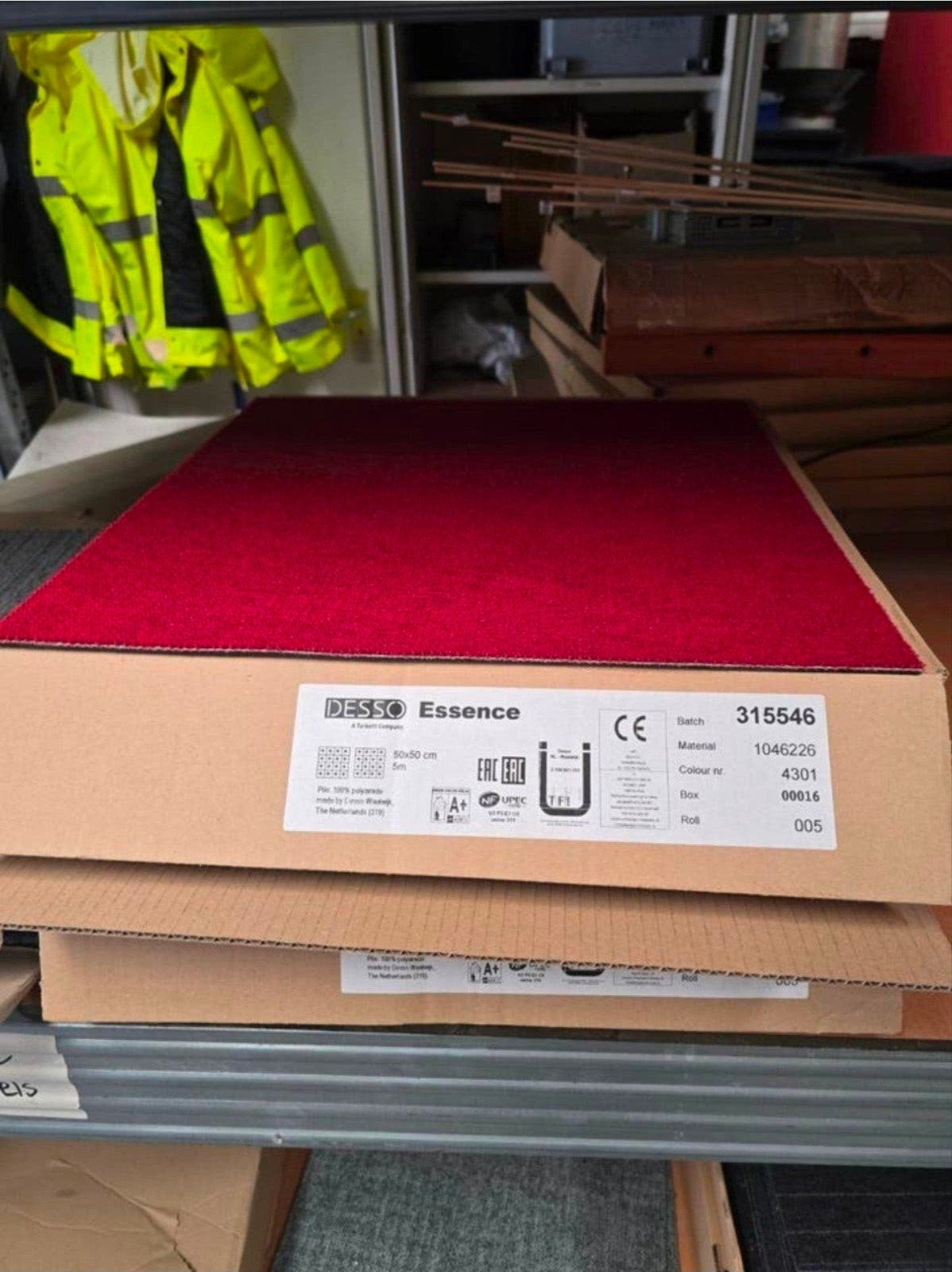 Desso Essence tapijttegels rood Nieuw in Doos!, Ophalen of Verzenden, Nieuw, Rood, Tapijttegels