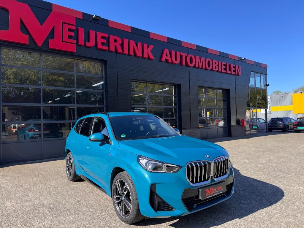 Bmw X1 XDRIVE30E M-SPORT BJ.2023 TREKHAAK, Gebruikt, Huisgarantie, Blauw, Bedrijf