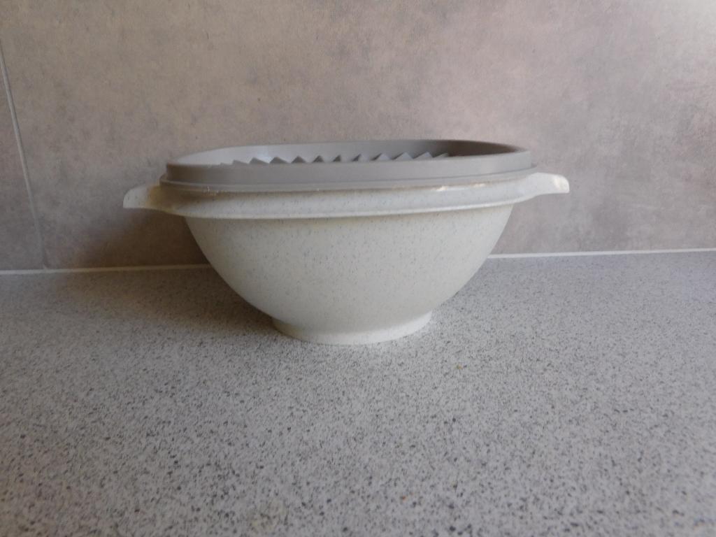 Tupperware Tupperware Servalier Bowl 15,5 cm. Crème Grijs, Huis en Inrichting, Keuken | Tupperware, Ophalen of Verzenden, Zo goed als nieuw