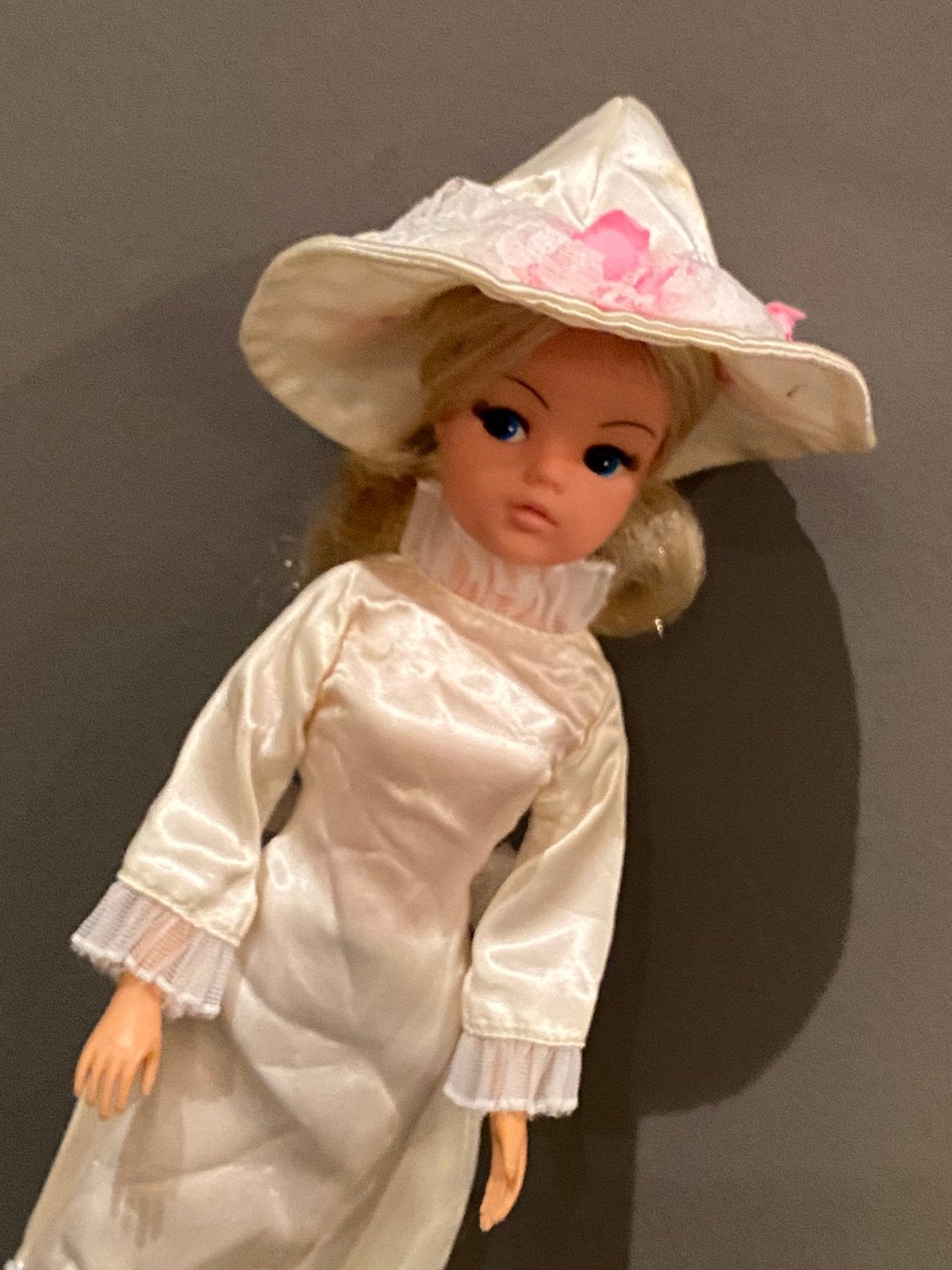 Vintage Pedigree Sindy Wedding Bells outfit 1976 no Barbie, Verzenden, Kleertjes