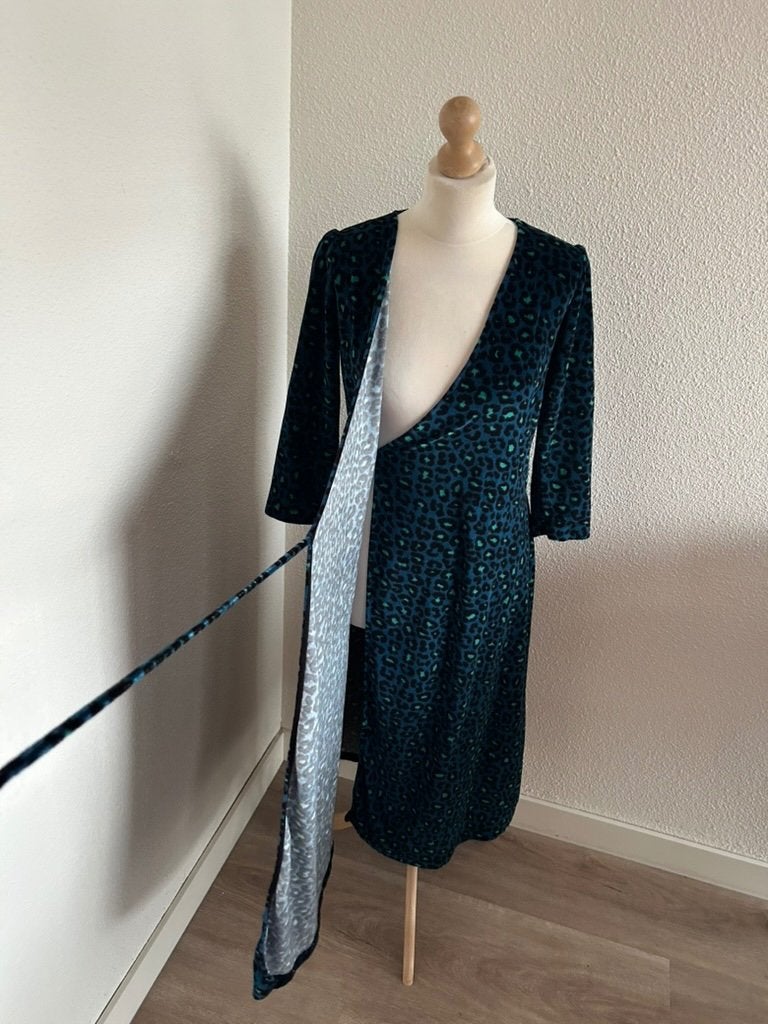 King Louie maat M panter velvet wikkel jurk 2817, Kleding | Dames, Maat 38/40 (M), Blauw, Ophalen of Verzenden, Zo goed als nieuw