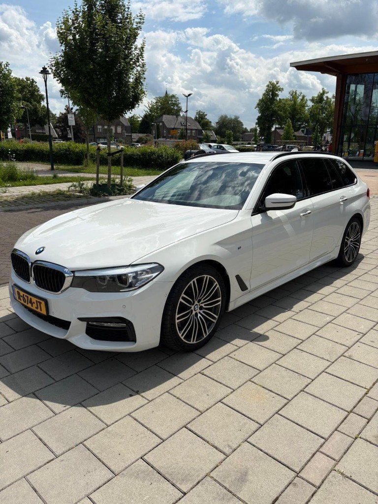 BMW 5-Serie 520i 184pk 2018 Wit - ACC, M Pakket, Trekhaak, 1998 cc, Achterwielaandrijving, Zwart, 4 cilinders