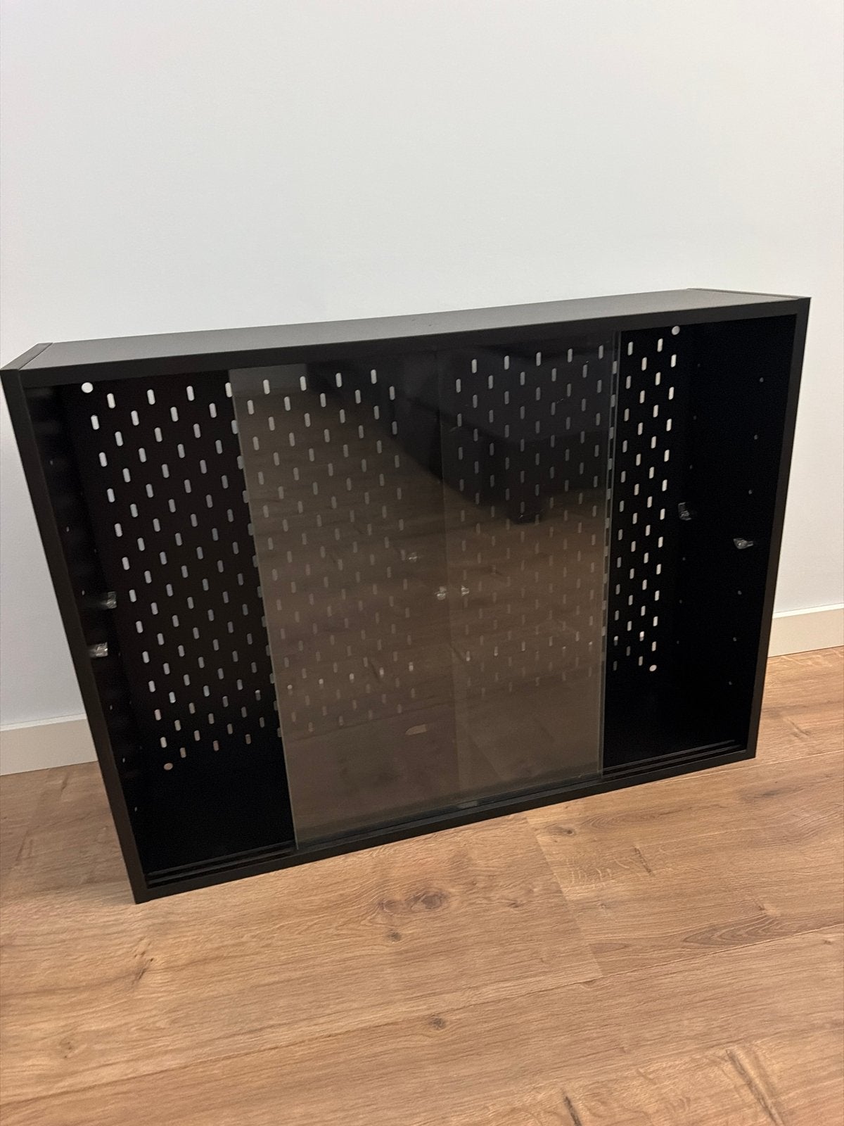 Zwarte vitrinekast met glazen schuifdeuren Ikea Uppspel, Huis en Inrichting, Ophalen, Gebruikt, 100 tot 150 cm, Minder dan 25 cm