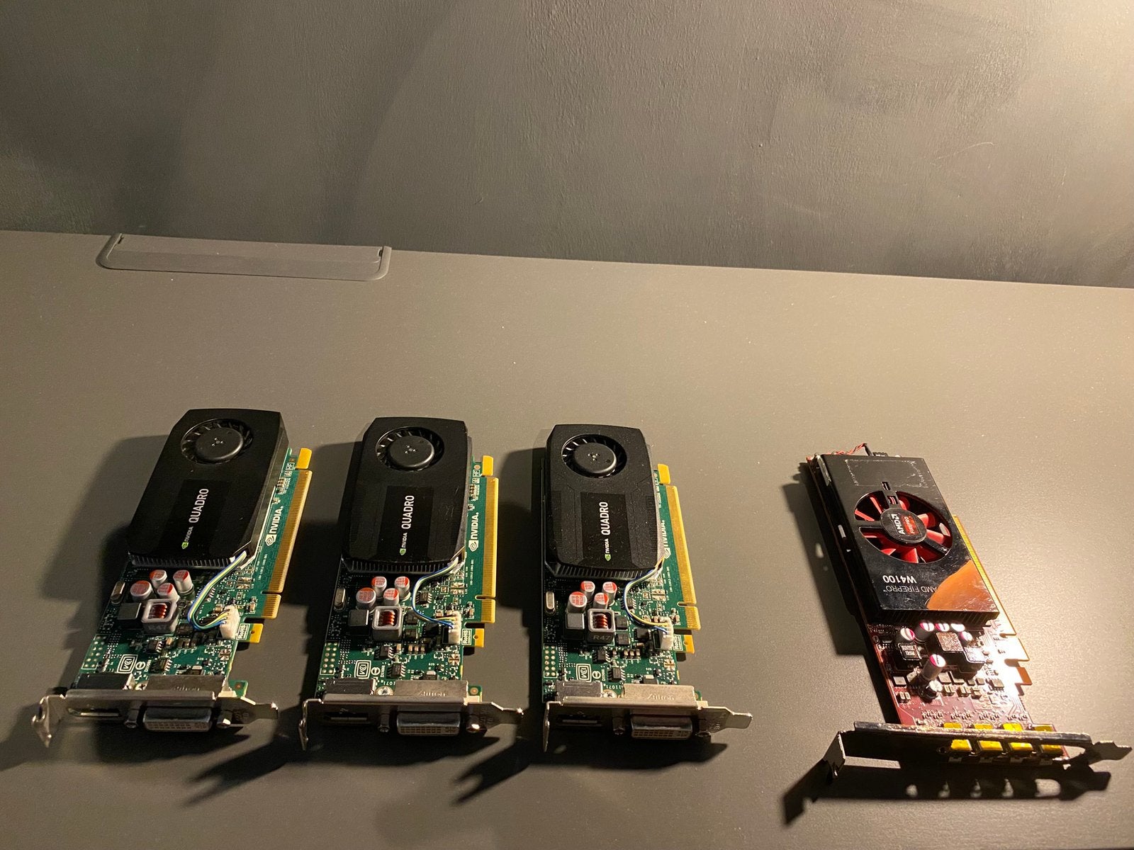 Partij 4x videokaarten – 3x Quadro K600 + FirePro W4100, Gebruikt, PCI-Express 2, GDDR3, DVI