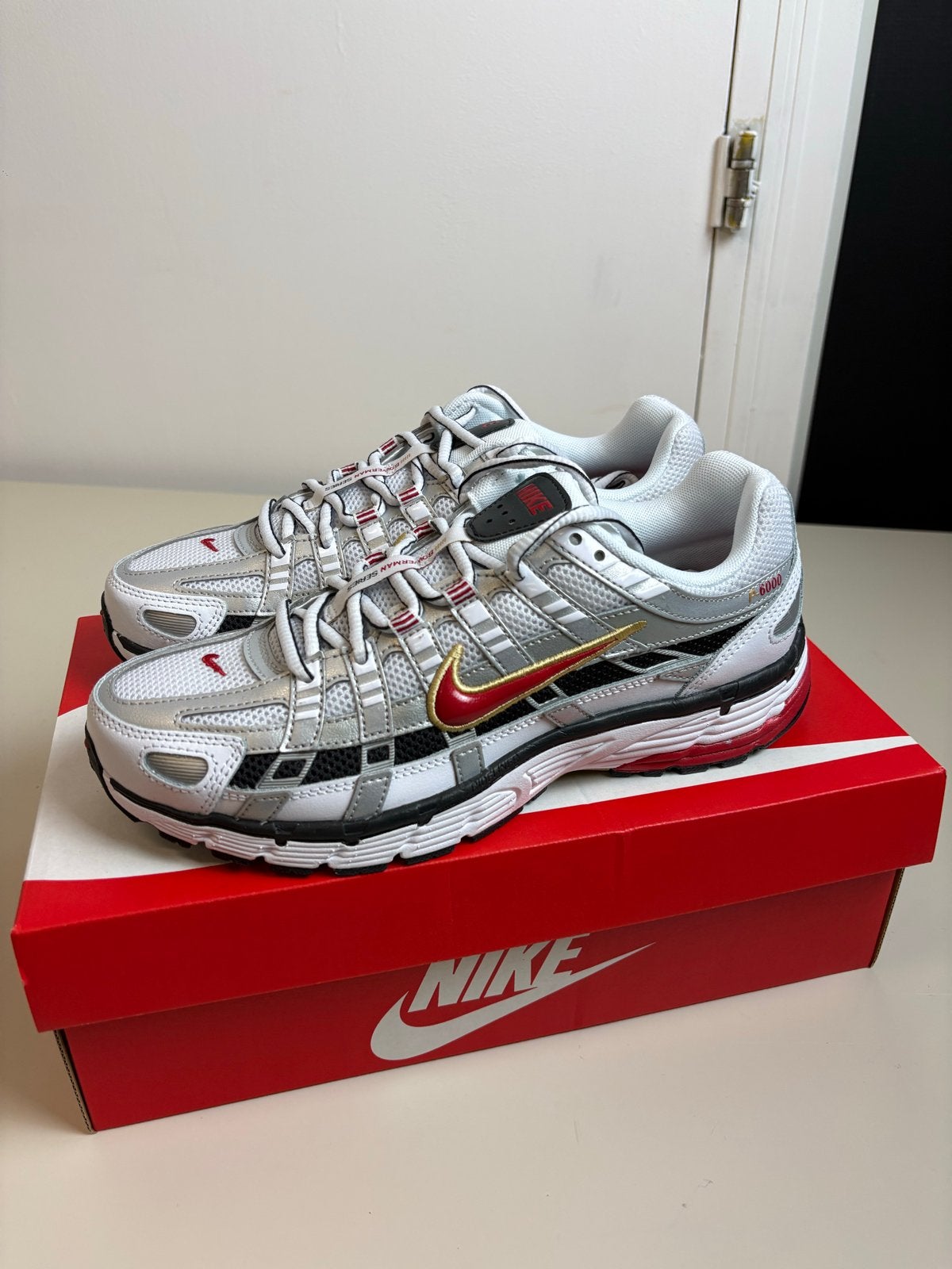 Nike P-6000 White Gold Red Wit/Rood/Zilver/Goud 40, -, Wit, -, Nieuw