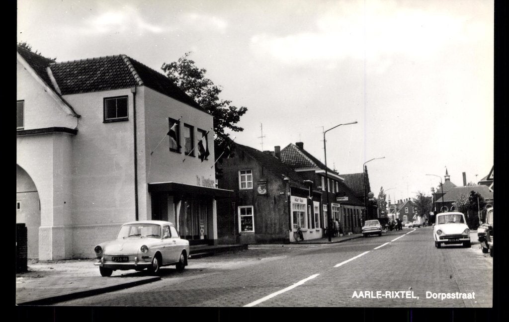 Aarle-Rixtel (N.B.), Dorpsstraat met DAF,  Z/W Kleinformaat, Verzamelen, Verzenden, 1960 tot 1980, Ongelopen, Noord-Brabant