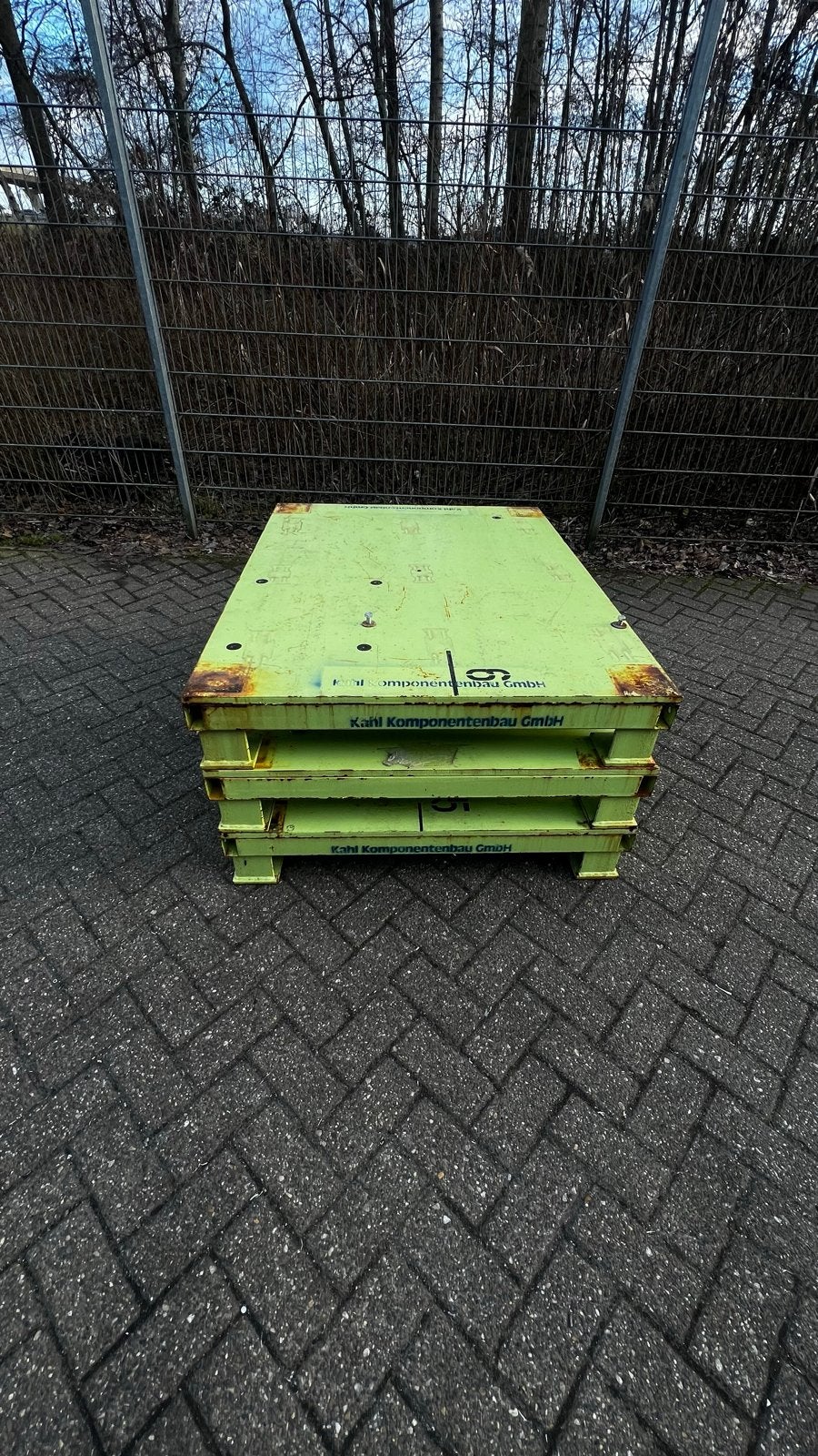 3x Pallets Staal Kahl Komponentenbau GmbH Pallet, Ophalen