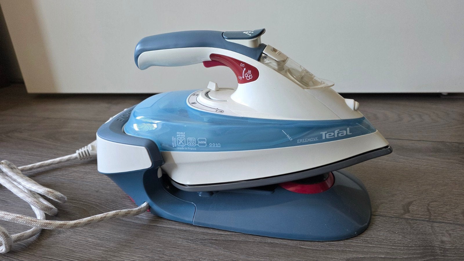Tefal Freemove Draadloos Strijkijzer 2400W, Witgoed en Apparatuur, Strijkijzers en Strijkplanken, Ophalen of Verzenden, Gebruikt