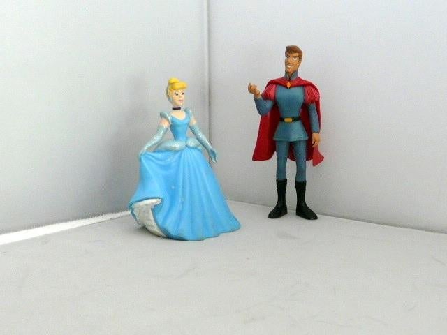Assepoester en Prins (10-11 cm), Ophalen of Verzenden, Assepoester of Belle, Zo goed als nieuw, Beeldje of Figuurtje