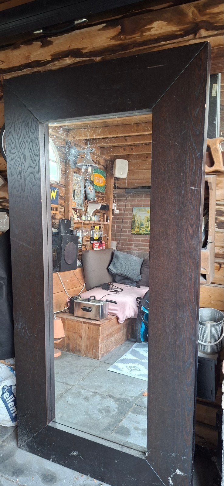 Grote spiegel met donkerbruin houten frame, Ophalen of Verzenden, Gebruikt, Rechthoekig