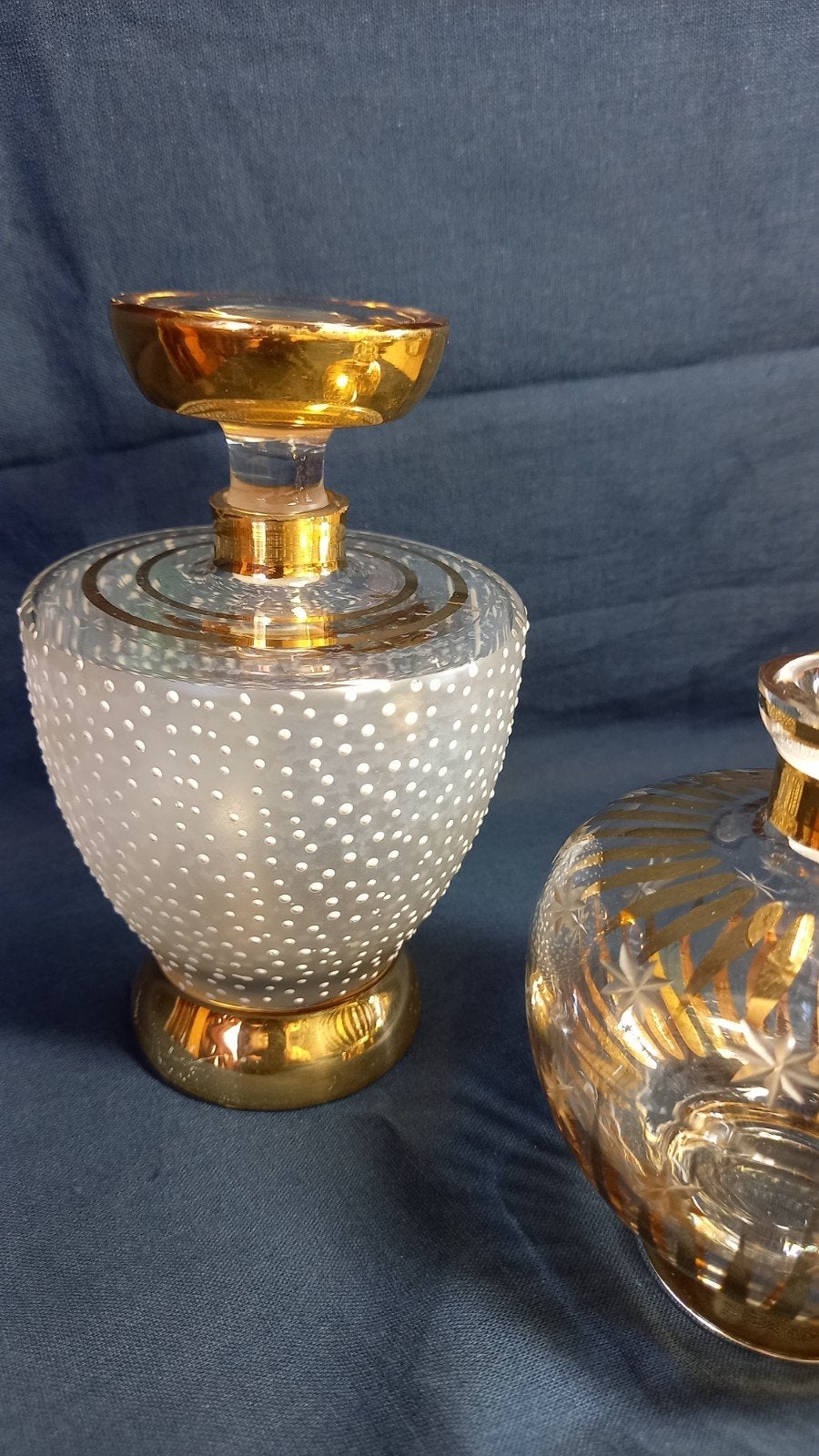 Set van 2 vintage parfumflesjes met gouden details, Antiek en Kunst, Ophalen of Verzenden