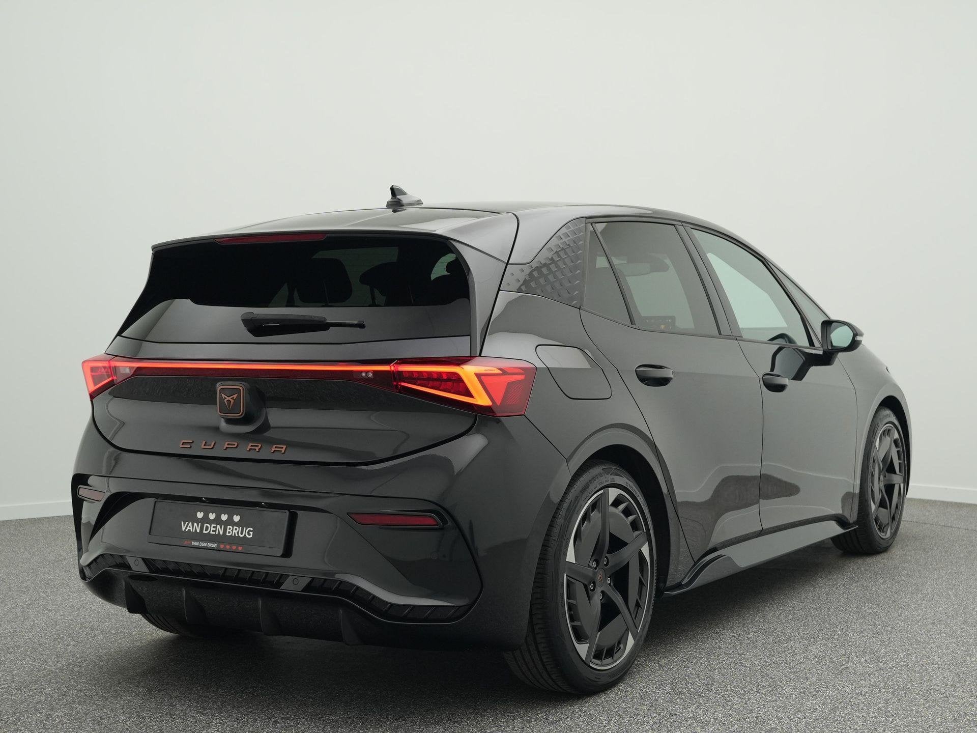 CUPRA Born Essential 62 kWh | Stuurwielverwarming | Parkeers, Auto's, Automaat, Gebruikt, Zwart, 375 min