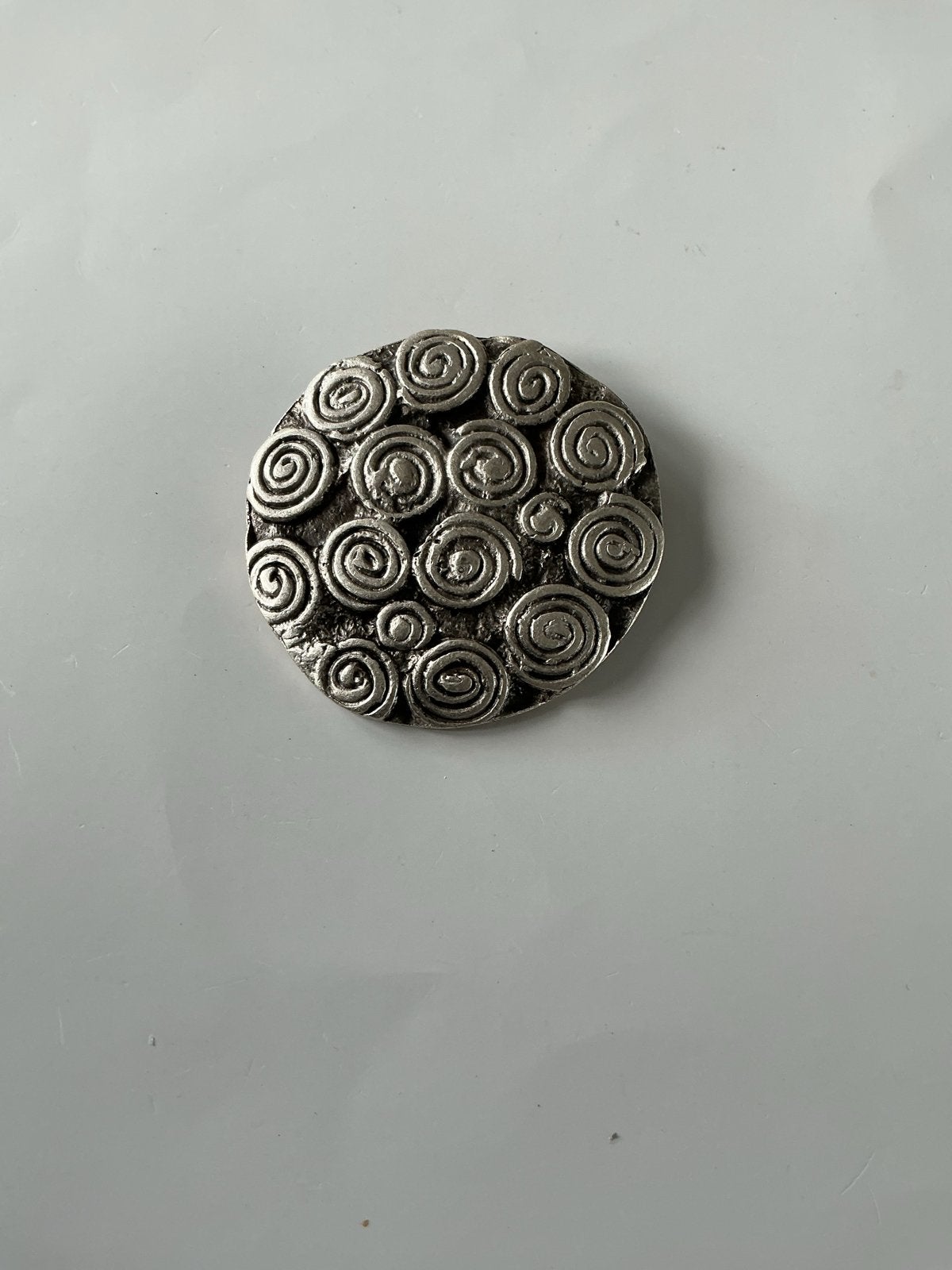 Nieuwe Zamak Broche met Spiraalmotief, Overige materialen, 4 tot 7 cm, Nieuw, Ophalen of Verzenden