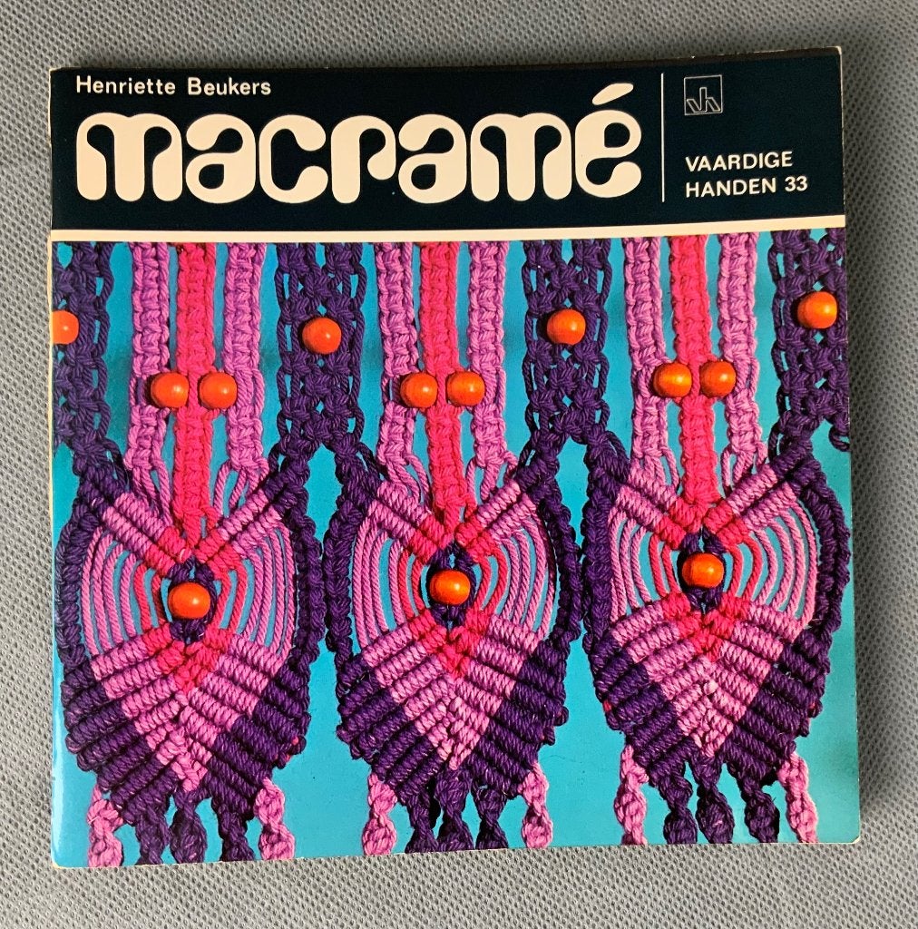 Vintage 70s handwerkboek Macrame - Henriette Beukers, Boeken, Hobby en Vrije tijd, Ophalen of Verzenden, Overige onderwerpen, Gelezen