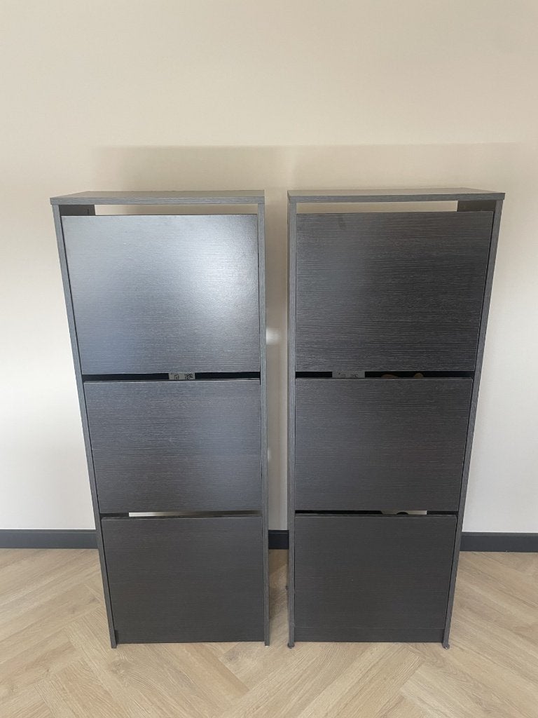 2x BISSA Schoenenkast 3 vakken - zwartbruin 49x28x135 cm, Huis en Inrichting, Kasten | Schoenenkasten, Ophalen, Zo goed als nieuw