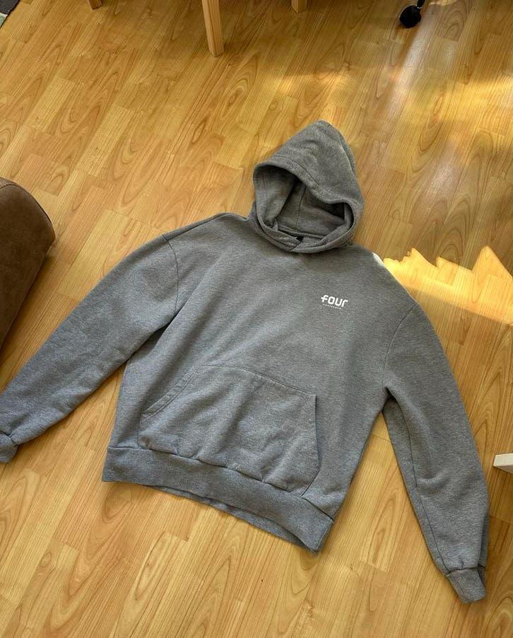 FOUR Amsterdam Hoodie Grijs - Maat M, Kleding | Heren, Truien en Vesten, Ophalen of Verzenden, Gedragen, Maat 52/54 (L), Grijs