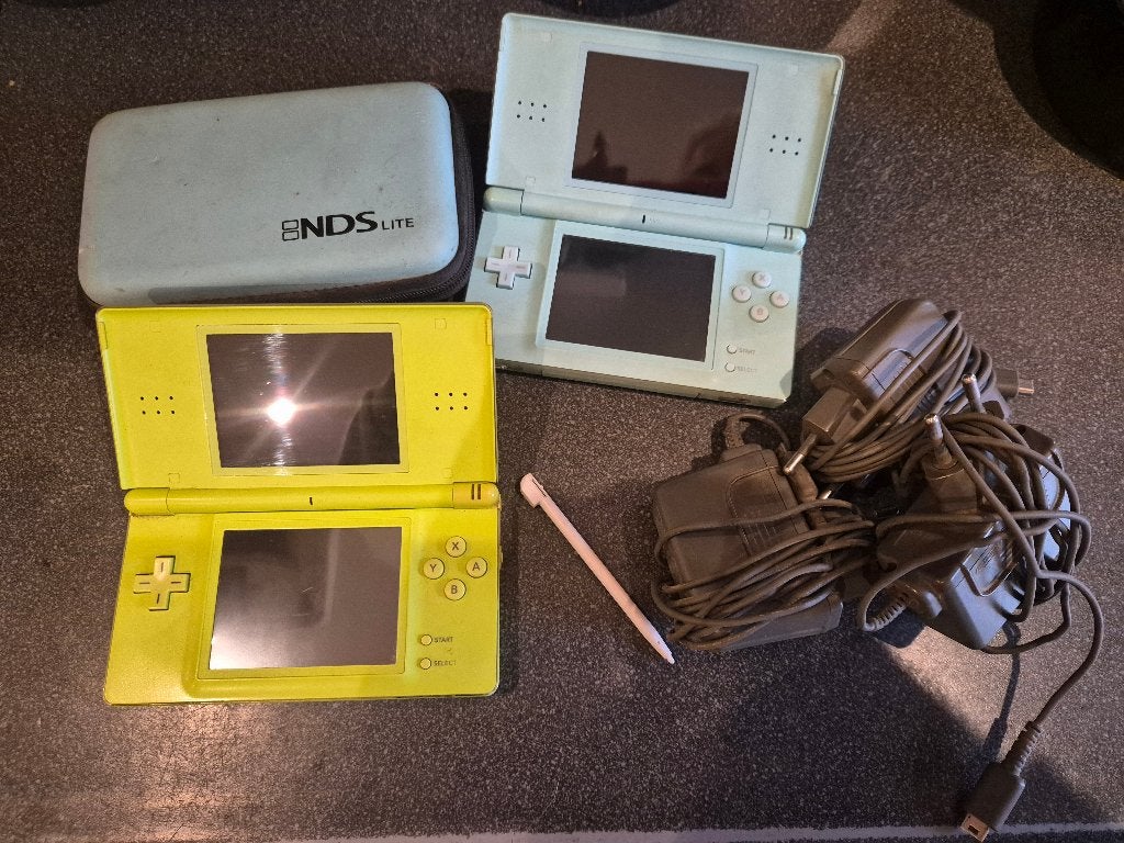 2 x Nintendo DS met 28 spellen, Spelcomputers en Games, Met games, Gebruikt, Overige kleuren, Ophalen of Verzenden