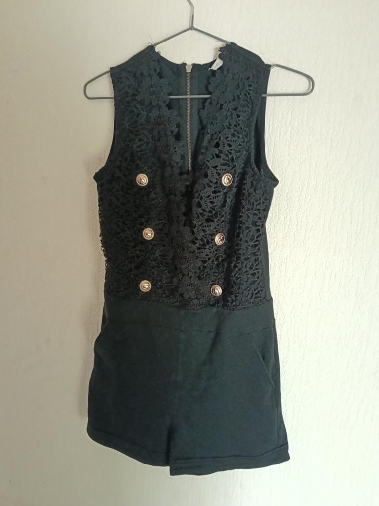 Zwarte kanten playsuit met gouden knopen, Kleding | Dames, Jumpsuits, Zwart, Ophalen of Verzenden, Maat 36 (S), Onbekend