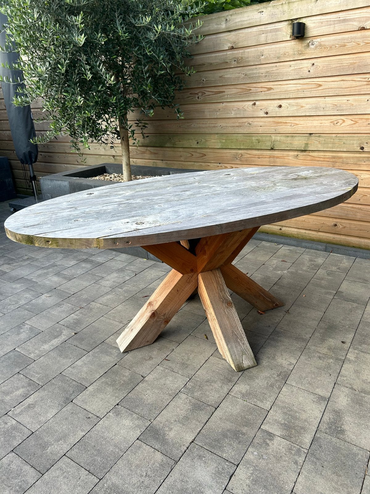Gratis afhalen Robuuste houten buitentafel - Ovaal, Tuin en Terras, Tuintafels, Ophalen, Gebruikt, Ovaal, Hout