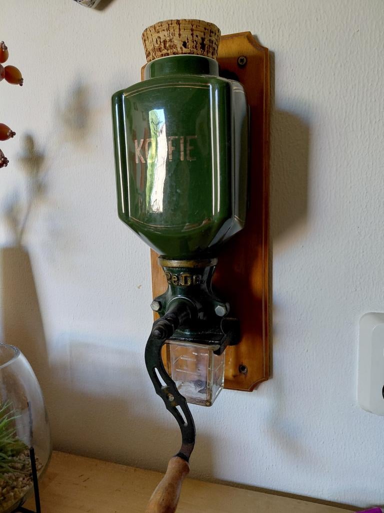 Antieke PeDe koffiemolen - Wandmodel groen emaille, Antiek en Kunst, Antiek | Keukenbenodigdheden, Ophalen of Verzenden