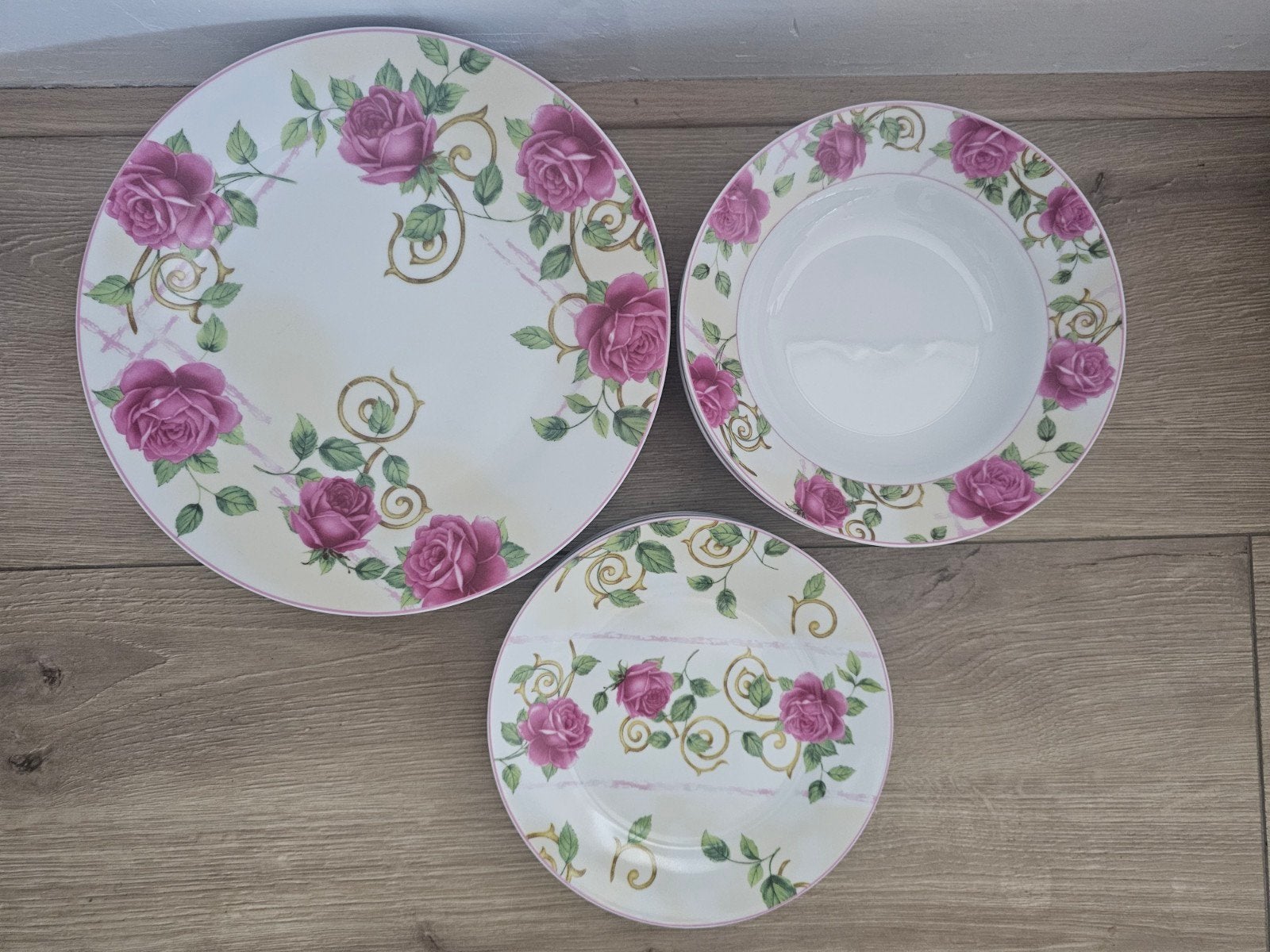 Mooie porseleinen borden met rozenpatroon  - Nieuw!, Huis en Inrichting, Keuken | Servies, Ophalen, Nieuw, Porselein, Bord(en)